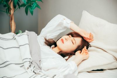 ベッドに横たわる睡眠障害の女性